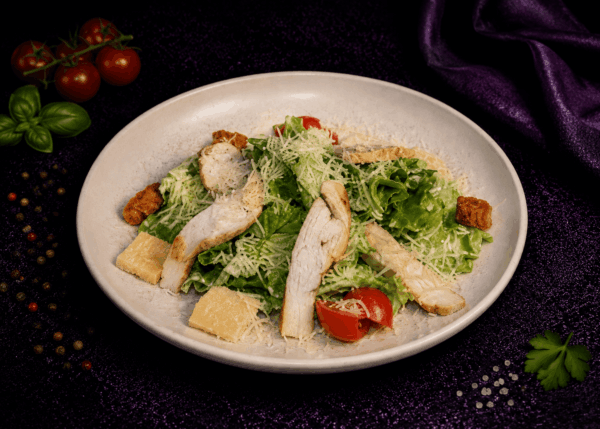 Салат цезарь с курицей