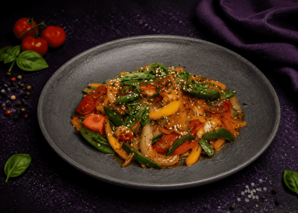 Теплый салат из курицы с фунчозой
