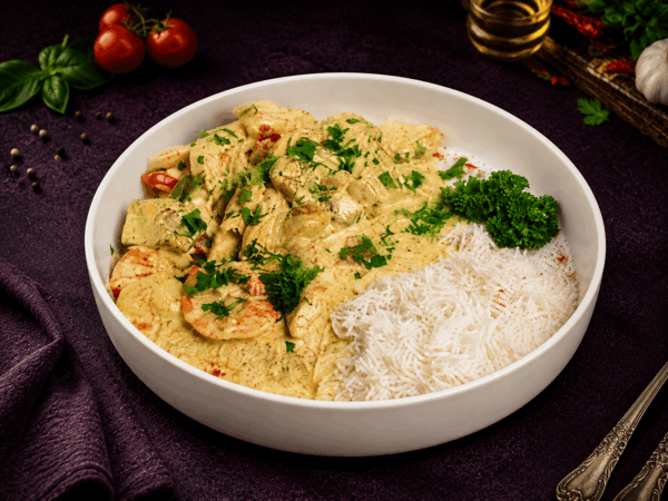 Курица в сливочном соусе с овощами и рисом